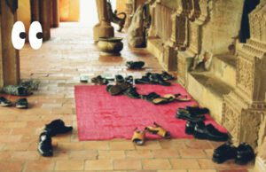 काणी शेणिल्ल्या चपलाची…