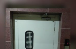 लिफ्टांत कोण अडकलो?