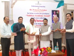 GOVERNOR FELICITATES SAHITYA AKADEMI AWARDEE DR. PRAKASH PARIENKAR