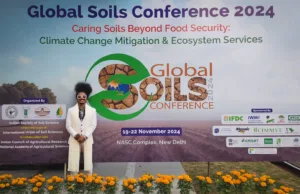 संसारिक मळावेले माती परिषदेत गोंयचे कावी कलेचे माध्यमातल्यान गोयचे मातीयेचेर सादरीकरण – कावी कलाकार सागर नाईक मुळे हाणी शेतकी संशोधन केंद्राचे मजतीन केले संदेचे सोने