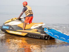 DRISHTI MARINE LIFESAVERS RESCUE 3 FISHERMEN AFTER CANOE CAPSIZES NEAR MORJIM BEACH