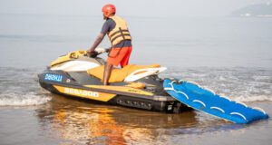 DRISHTI MARINE LIFESAVERS RESCUE 3 FISHERMEN AFTER CANOE CAPSIZES NEAR MORJIM BEACH