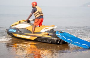 DRISHTI MARINE LIFESAVERS RESCUE 3 FISHERMEN AFTER CANOE CAPSIZES NEAR MORJIM BEACH